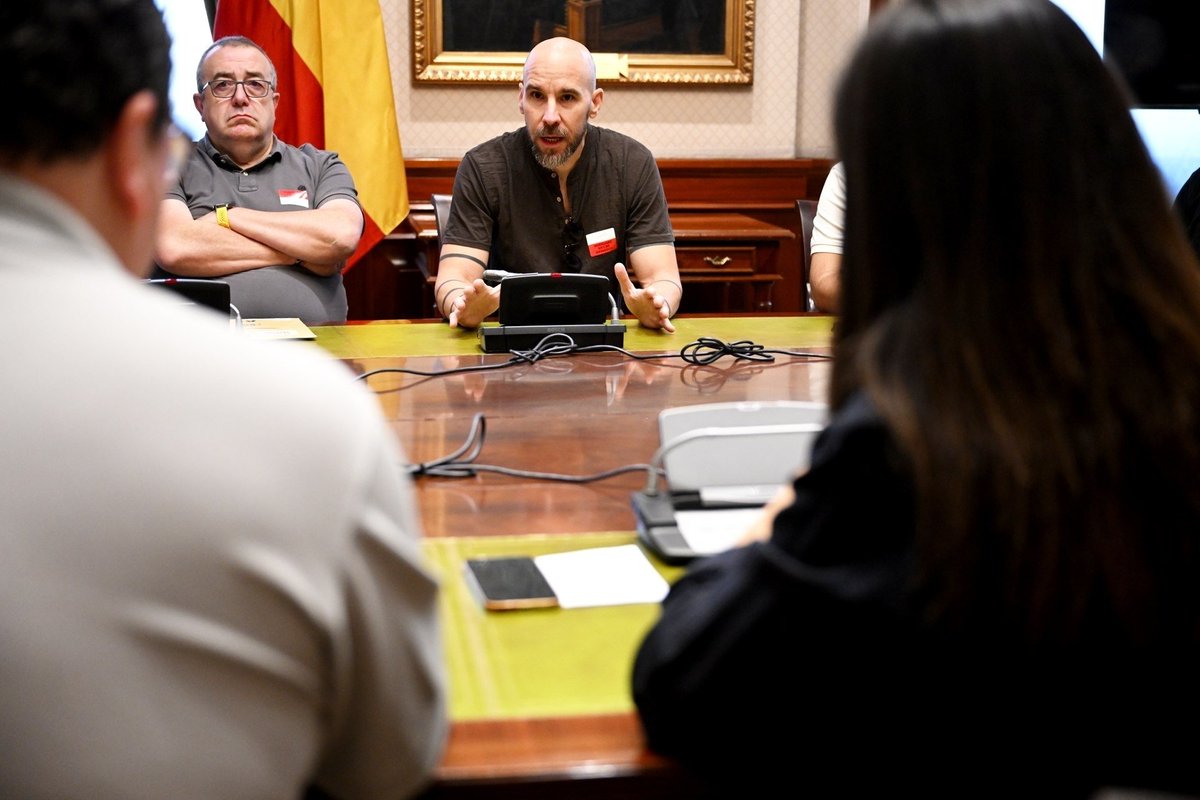 ionebelarra's tweet photo. El Plan VIVE de alquiler asequible de Ayuso en la C. de Madrid es de todo menos asequible. Una auténtica estafa que Ayuso está cometiendo contra familias que buscan una vivienda digna en Madrid. Hoy en el Congreso nos hemos reunido con @VecinosPlanVive. Hay que parar este abuso. https://t.co/eJHBiBXdlo