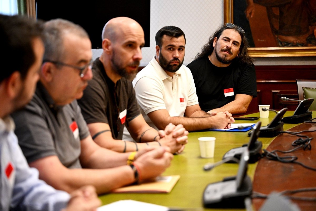 ionebelarra's tweet photo. El Plan VIVE de alquiler asequible de Ayuso en la C. de Madrid es de todo menos asequible. Una auténtica estafa que Ayuso está cometiendo contra familias que buscan una vivienda digna en Madrid. Hoy en el Congreso nos hemos reunido con @VecinosPlanVive. Hay que parar este abuso. https://t.co/eJHBiBXdlo