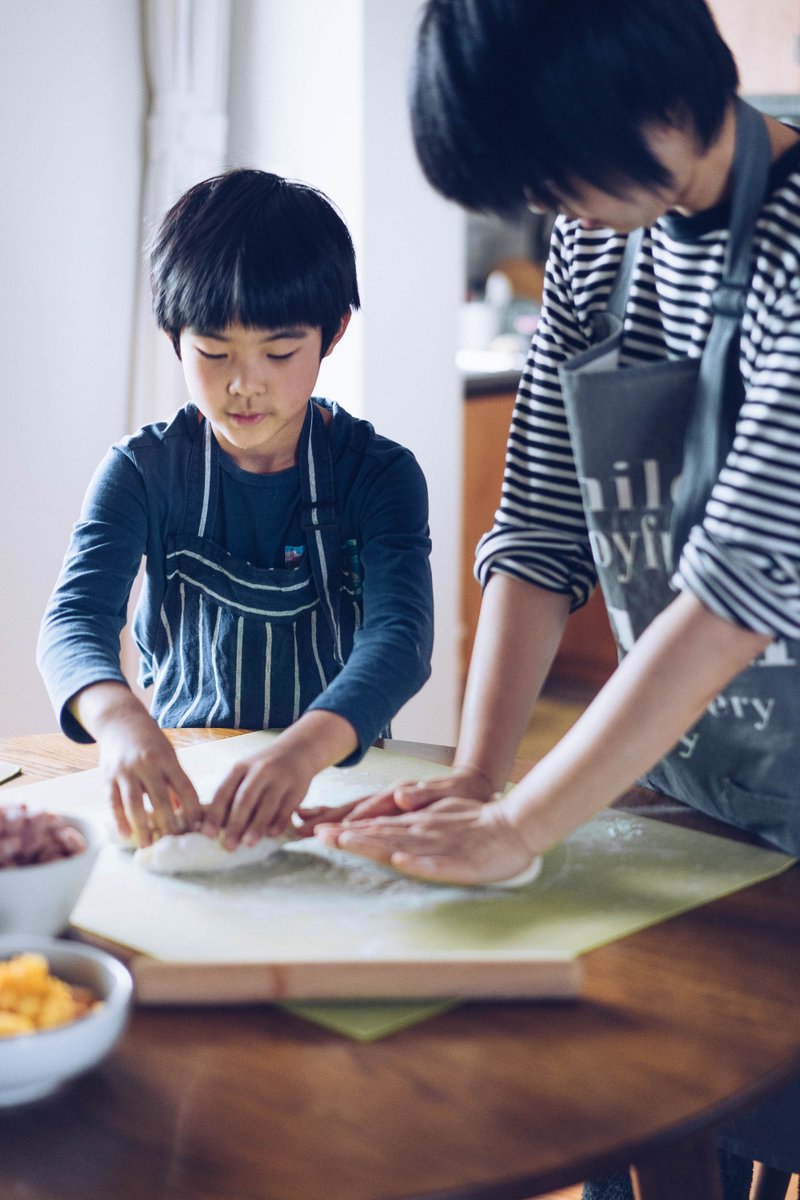 TamaraDroex5st's tweet photo. Sunday morning with my favorite chaos—pancake batter on the floor, my kid’s sticky hand holding mine, and coffee that’s way too sweet. Pure perfectness right here.， https://t.co/cXXVE2QqYK