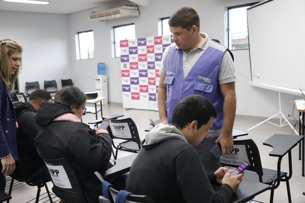 MTESS_PY's tweet photo. #EmpleoCircular | Nuevas oportunidades laborales 🇪🇸✈️ desde Coronel Oviedo!

Estamos en #CoronelOviedo una nueva jornada de convocatoria del Programa de #MigraciónCircular.
Esta iniciativa ofrece a trabajadores paraguayos la posibilidad de acceder a oportunidades de empleo temporal en España, mediante un proceso de selección coordinado entre ambos países.