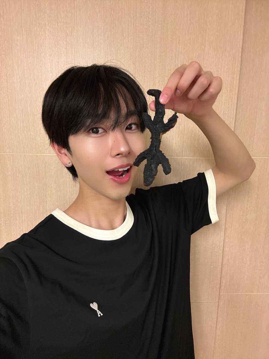 __itsuki0916's tweet photo. 20歳になりました！
20歳の渡邊樹もよろしくお願いいたします🫰

家族が誕生日を祝ってくれました。
母のケーキを見てください🥹
20歳ということで、20年間の僕をケーキで表現してくれました😭

そして！！！僕が人生で1回は食��てみたいって昔から言ってた千と千尋の神隠しに出てくるある物を作ってくれました！
本当に泣いてやろうか。

20歳のスタートです。
よろしくお願いいたします2️⃣0️⃣
