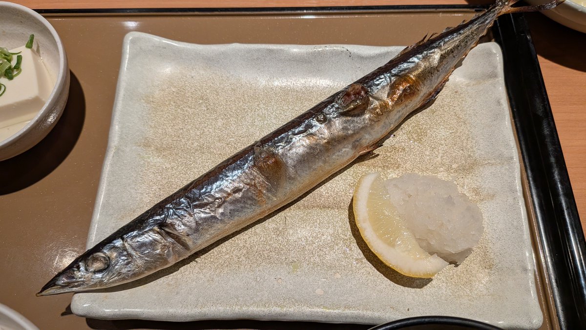 8018yoshi's tweet photo. 昼晩🤤
さんまの塩焼定食
追加で野菜サラダ、玉子焼き
今年の初さんま👍
うまあ～　
ご馳走様でした🙏

#やよい軒 https://t.co/2w3JCbTEUb