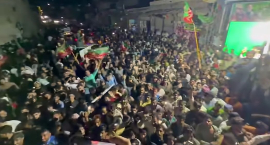 azherkhan301's tweet photo. یہ کوئی عام لوگ نہیں ہیں انکوجلتےتیل میں ڈالا گیا انکی ماوں بہنوں کی تذلیل کی انکو گولیاں  ماری گئی انکےگھروں کو کاروبار ک مسمار کیا گیا انکے بچوں کو اغواء کیا گیامگر پھ بھی یہ ظلم کا سینا چیر کر نکل رہیں ہیں
سلام ہے تم پر یہ ظالم کےخلاف حقیقی جدوجہد ہے
#مزاحمت_ہی_خان_کی_رہائی https://t.co/TDrGQLC9JA