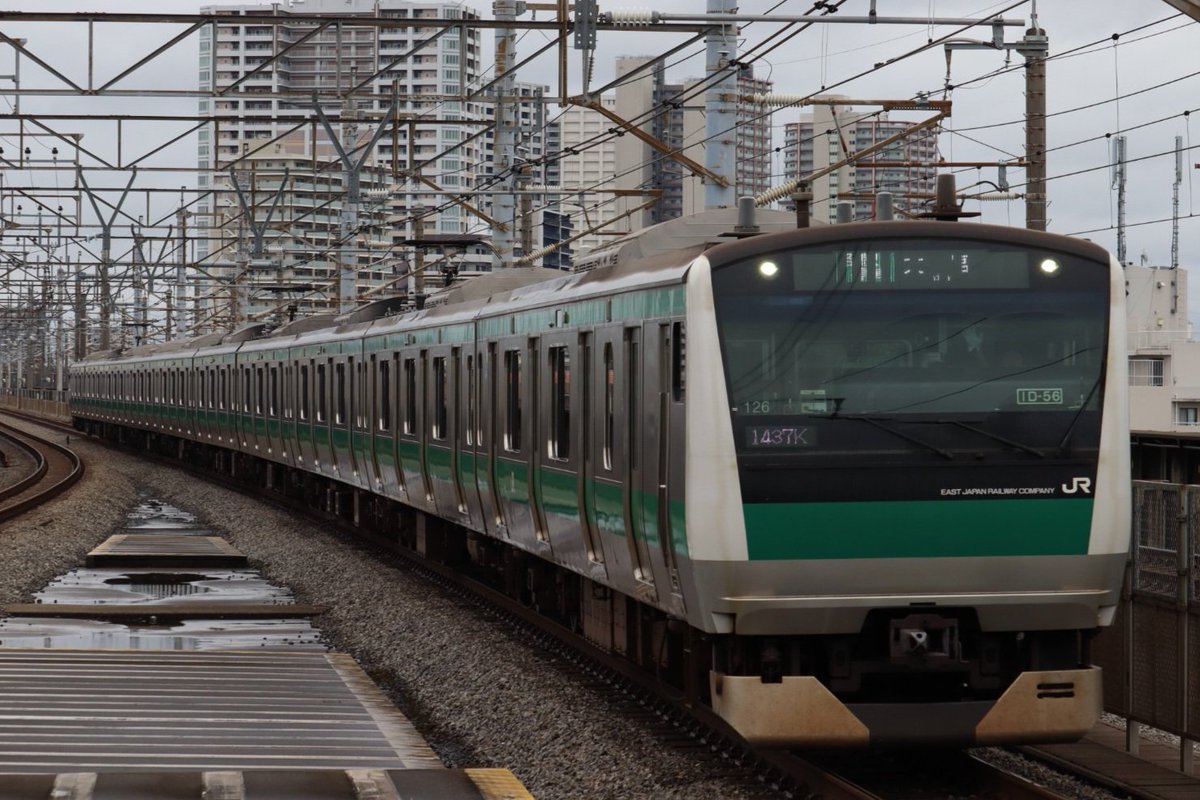 6pz0pc's tweet photo. りんかい線にあわせてシャッタースピードを1/400に固定してたけど、緑の233の方は幕ガチャになるんだ。
それ以前にスカートの色めっちゃ気になる... https://t.co/GrGZyW848F