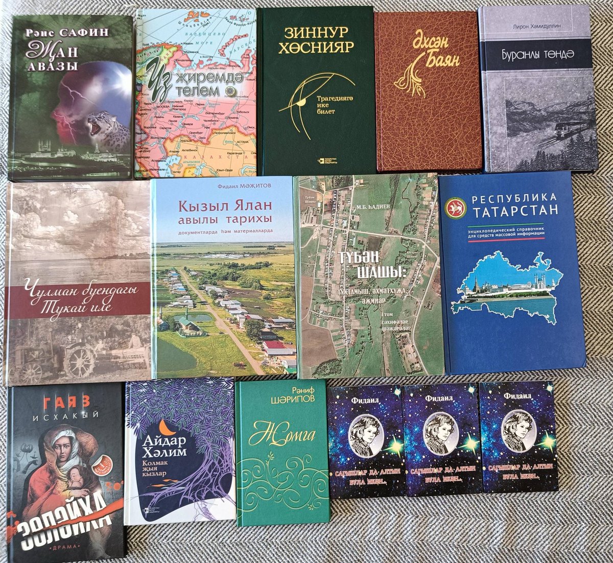 NailNabiulla's tweet photo. Türkiye’deki ikamet iznim iptal edildi. Ülkeden ayrılmak zorunda kaldım ve çıkışta giriş yasağı konuldu. Şu an Türkiye’den uzaktayım.

Ama bütün bunlar beni yaptığım işlerden vazgeçirmedi.

Antalya’da yıllar içinde kendi imkânlarımızla kurduğumuz Tatar Kütüphanesi’ne bugün Tataristan’dan 50’den fazla yeni kitap daha ulaştı. Bu kitaplar kendi kendine gelmedi. Onları bulmak, toplamak, göndermek, insanlarla görüşmek, yıllardır bu ağı kurmak da bu çalışmanın bir parçası.

Bugün Antalya Tatar Kütüphanesi’nin arşivinde artık 600’den fazla kitap var.

Bu benim için sadece bir sayı değil.

Çünkü benim için Türkiye’de geçirdiğim yıllar hiçbir zaman sadece “ikamet etmek” olmadı. Türkiye benim için zamanla ikinci bir vatana dönüştü. Burada ailemi kurdum, kızım burada büyüdü, dostlar edindim, hayatımın çok önemli bir bölümünü burada yaşadım.

Ama ben Türkiye’de sadece yaşamadım.

Elimden geldiğince bir şeyler kurmaya, üretmeye, Tatar kültürü ve Türk dünyası için faydalı olmaya çalıştım.

Antalya’da Tatar etkinlikleri düzenledik, insanları bir araya getirdik, kitaplar topladık, kültürel çalışmalar yaptık. Sonra sıfırdan bir Tatar kütüphanesi kurduk. Kitapları tek tek bulduk, Tataristan’dan getirdik, taşıdık, raflara yerleştirdik. Bugün o raflarda 600’den fazla kitap bulunuyor ve bu sayı büyümeye devam ediyor.

Ben Türkiye’yi seviyorum.

Bunu sadece sözle söylemek istemedim hiçbir zaman. Benim için bir ülkeyi sevmek; orada yaşamanın ötesinde, o ülkeye bir şey katmak, üretmek, insanları bir araya getirmek, kültürü yaşatmak ve faydalı olmaya çalışmaktır.

Ben de Türkiye’de bulunduğum yıllar boyunca tam olarak bunu yapmaya çalıştım.

Bugün ikamet iznim iptal edilmiş, Türkiye’den ayrılmak zorunda kalmış ve giriş yasağıyla karşı karşıya kalmış olabilirim. Ama yaşananlar benim Türkiye’ye olan sevgimi de, orada başlattığımız işleri de ortadan kaldırmıyor.

Türkiye benim için sadece yaşadığım bir ülke değil. Hayatımın, ailemin, emeğimin ve yıllardır yaptığım işlerin çok büyük bir parçası. İkinci vatanım dediğim yer.

Şu an Türkiye’den uzakta olabilirim.

Ama çalışmaya devam ediyorum.

Bugün Tataristan’dan 50’den fazla yeni kitap daha Antalya’ya ulaştı. Kütüphanemizde artık 600’den fazla kitap var.

Şartlar değişebilir. Yerimiz değişebilir.

Ama yolumuz da, emeğimiz de, yaptığımız işler de devam eder. 📚