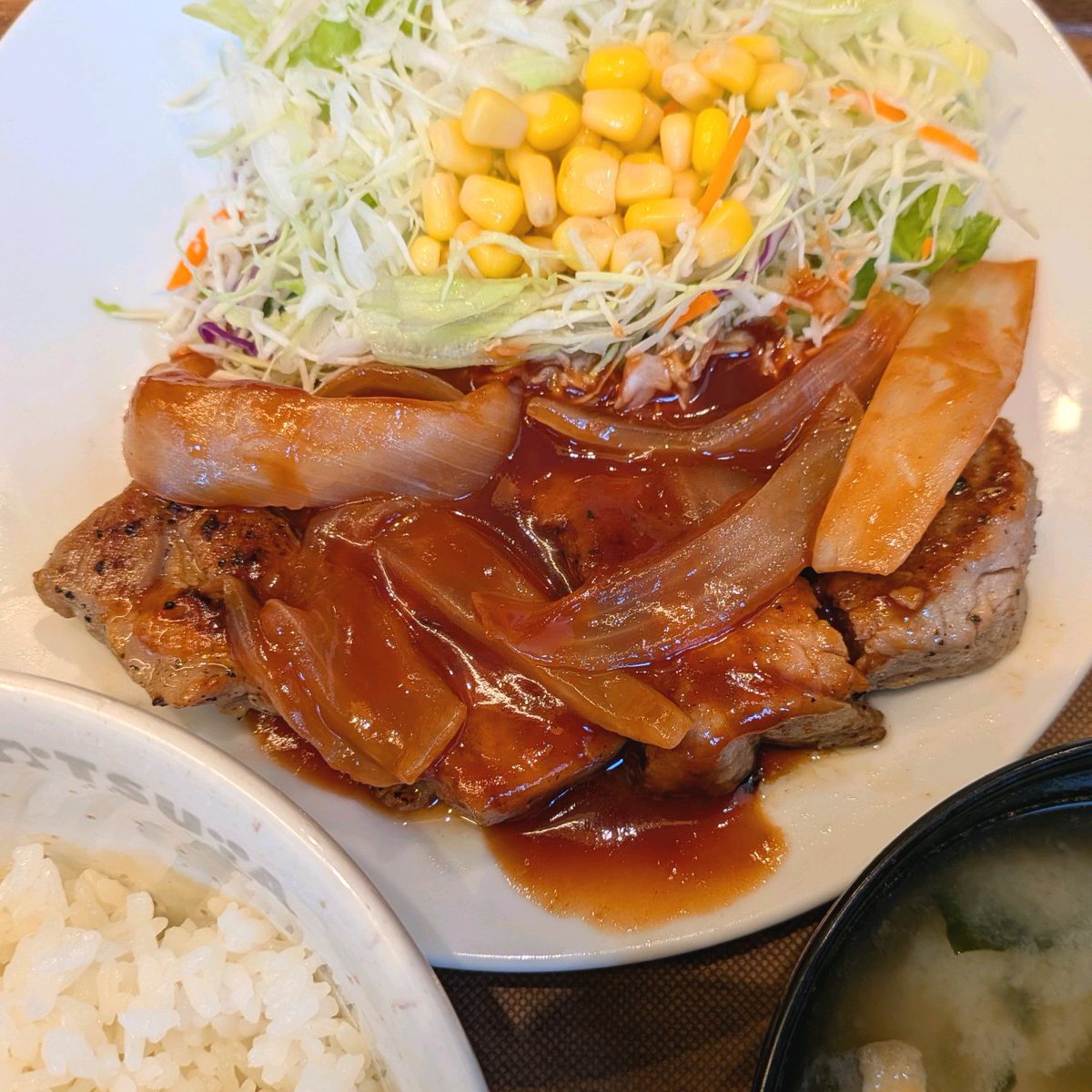 matsuya_foods's tweet photo. テスト販売3つ目「ポークチャップ定食」をいただきました🍅

ソースのほどよい酸味、分厚い豚ロースは食べ応え抜群で最高✨
これはご飯がどんどん進みます( ¯꒳¯ )

ぜひお試しください！ https://t.co/h6XddgHCBv