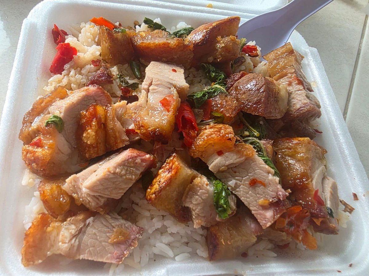 lemonbini's tweet photo. ร้านนี้ควรแมส ข้าวหมูกรอบ 59฿ 😭😭 ราคานี้ขายในกรุงเทพ คุณพี่ได้กำไรมั้ย แต่อยากให้ทุกคนไปลอง ให้เยอะจะบ้า พี่มาสืบคดีอะไรหรือป่าวคะ https://t.co/UyXRcc9QyY