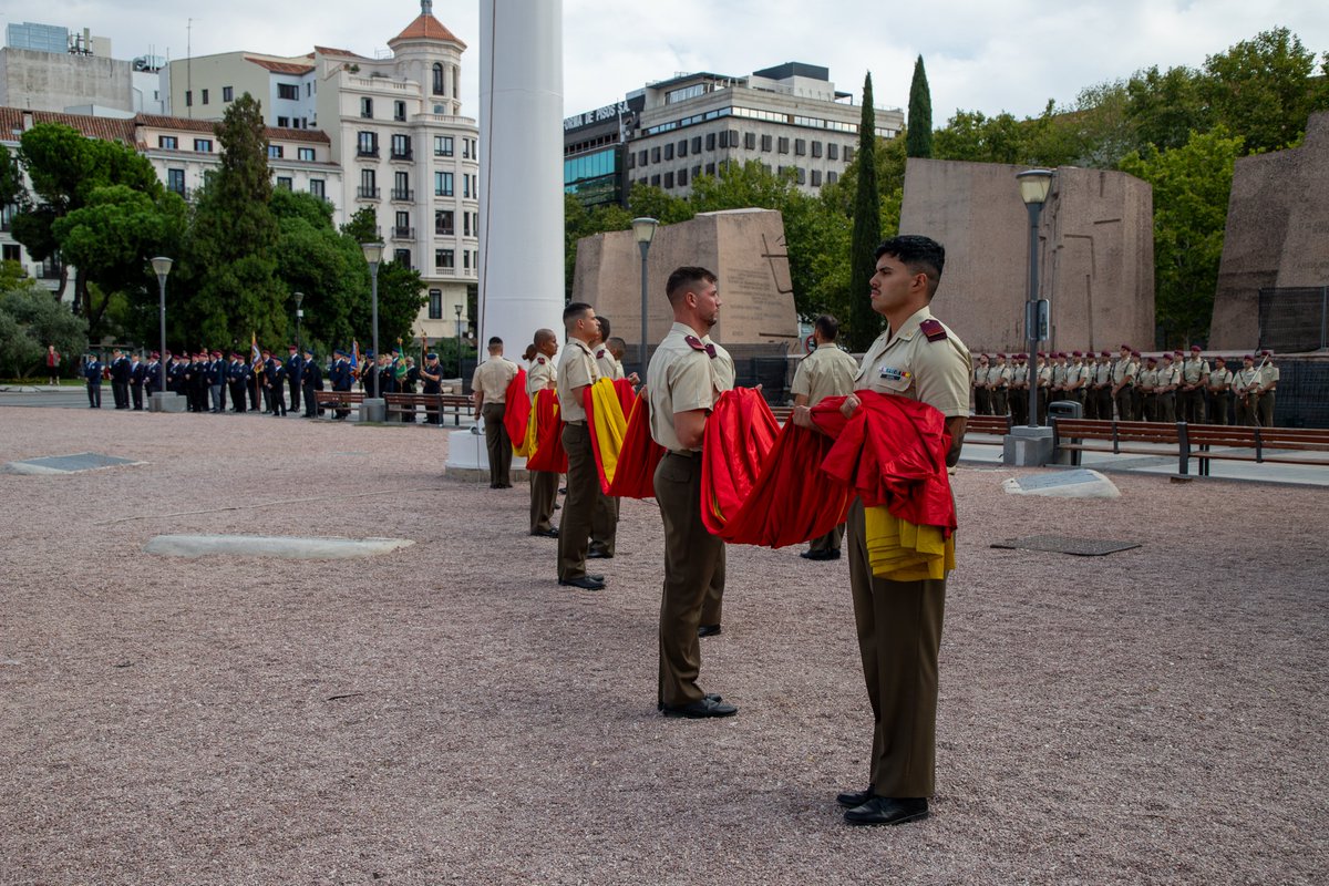 EMADmde's tweet photo. 🇪🇸 Esta mañana hemos celebrado el izado del mes de septiembre en la plaza Colón de Madrid.
En esta ocasión, ha corrido a cargo del Ejército de Tierra. Te dejamos algunas imágenes de acto.
@EjercitoTierra https://t.co/1CkZg4Wzp4