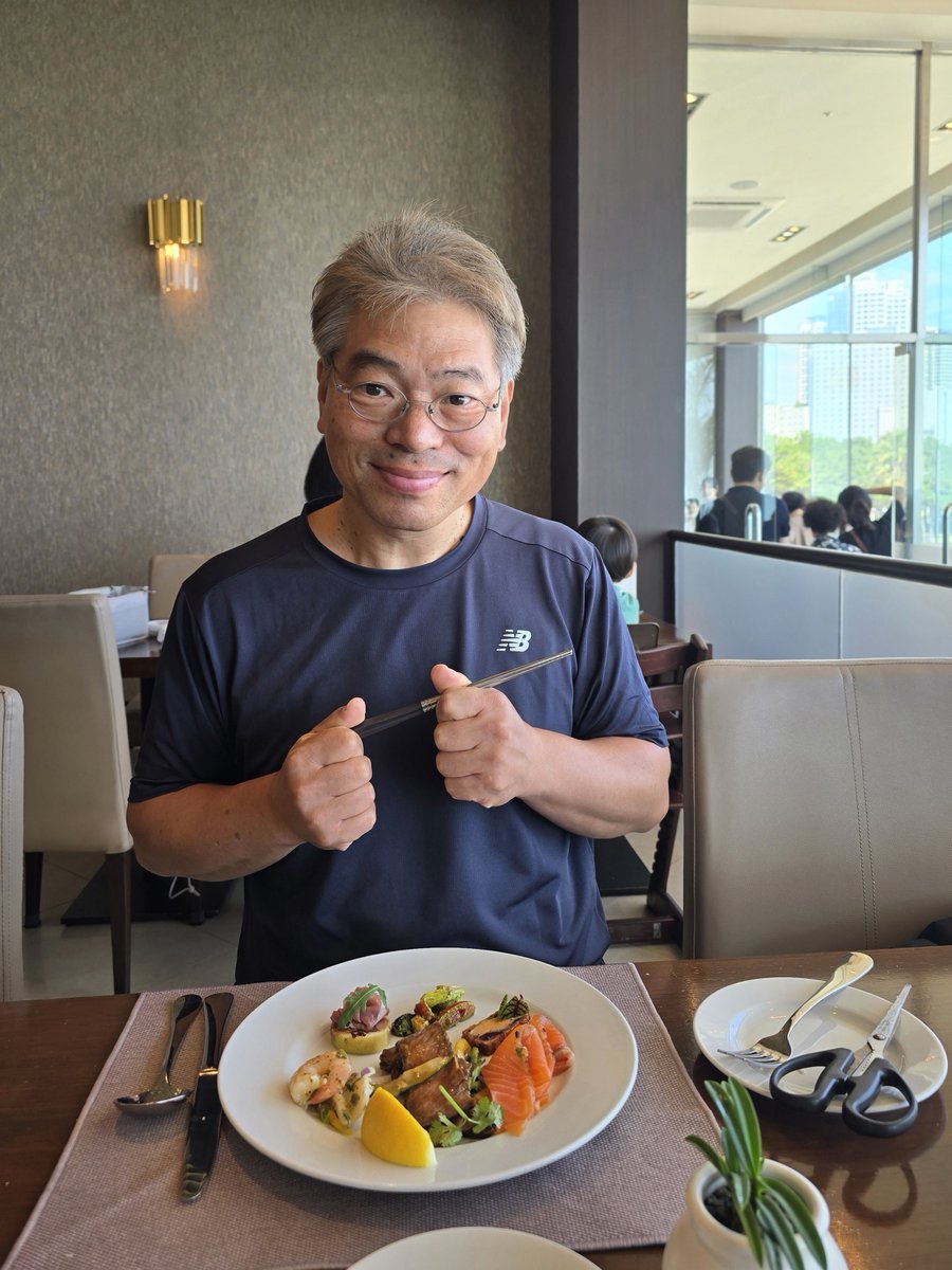 jangytkun's tweet photo. 웨스틴조선호텔 해운대의 점심 뷔페가 그렇게 맛있다고 한다.

생일 기념이라고 초청을 받았다.
먹는 것에 약한 내가 미끼를 안 물 리 없지.

아무 생각없이 쉬는 것도 좋겠다싶어 동백섬 주변을 산책하며 시간을 보내고 왔다.

2박3일, 
생각해보니 배보다 배꼽이 더 큰 점심 나들이였다.
ㅎㅎㅎ https://t.co/BOP1QxTqmJ
