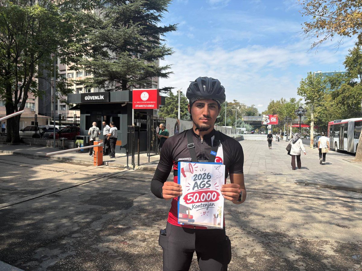 rohansuvariisii's tweet photo. Alp hocamız Ankara'ya ulaştı ve MEB binasının önünde. 2026 Ags olarak 50 bin talebimizi daha güçlü bir şekilde haykırıyoruz. Ayrıcalık değil hakkımız olanı istiyoruz. @Yusuf__Tekin @tcmeb @cftcblnt https://t.co/Mqnknx5q1z