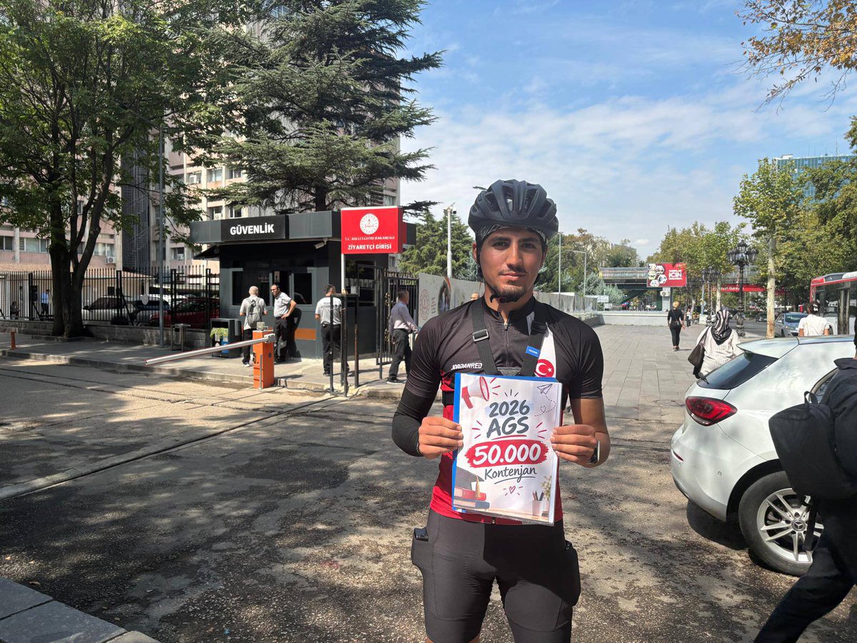 AGSkontenjan's tweet photo. 2026 AGS'YE 50.000 Kontenjan için Adıyaman'dan Ankara'ya bisiklet ile gelen Alp hocamız Ankara'ya ulaştı. 🌸

Milli Eğitim Bakanlığı önünde basın mensuplarına açıklama yapıyor. 

Türkiye Yüzyılına Yakışan! 
2026 AGS'ye 50.000 kontenjan! 

@tcmeb 
@oktay_saral
@Yusuf__Tekin 
@TalipGeylan06 
@turkegitimsen 
@kursatkarasolak 
@zynpslm