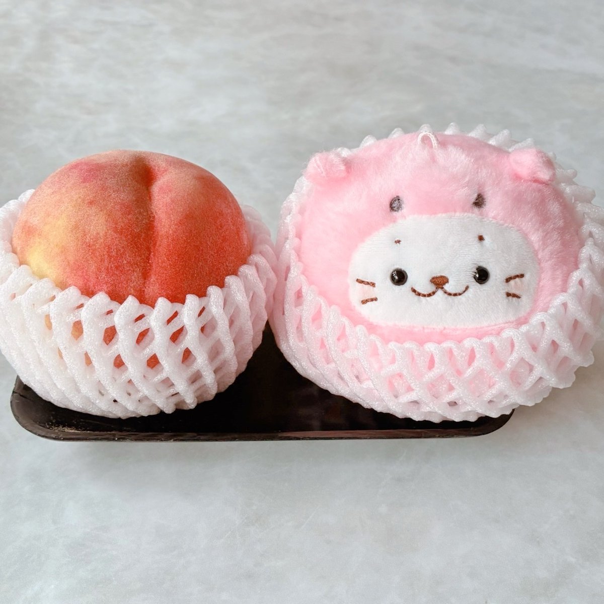 okurumi30's tweet photo. 桃がだいすきで桃になってみたかっためんこ🍑🐙
あま〜いにおいのおいしそうな桃になれたね https://t.co/RnzUifCaeu