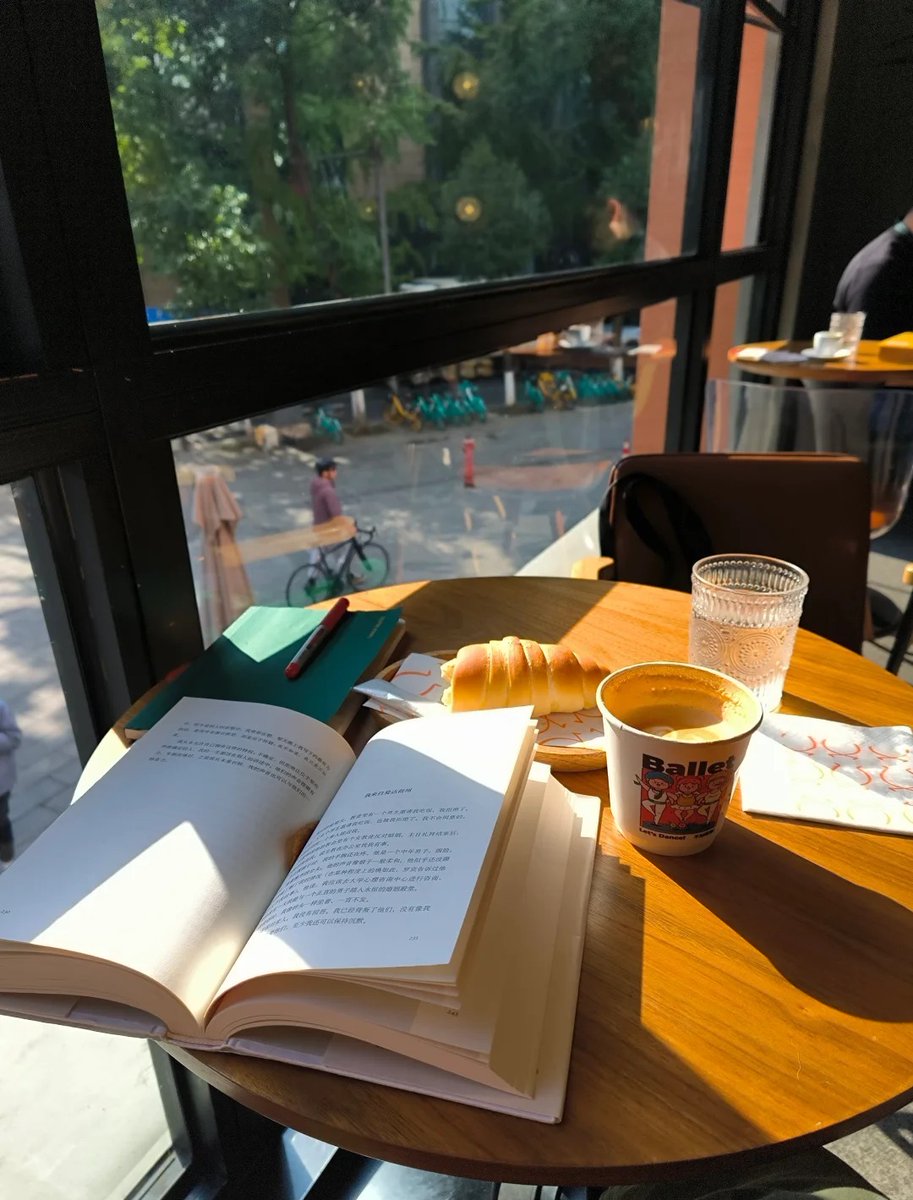 AnaIrene10's tweet photo. Just finished Educated by Tara Westover—every page felt like a punch to the heart and a reminder of how resilience can rewrite your story. A must-read for anyone chasing self-discovery. https://t.co/tZXwdfDOa5