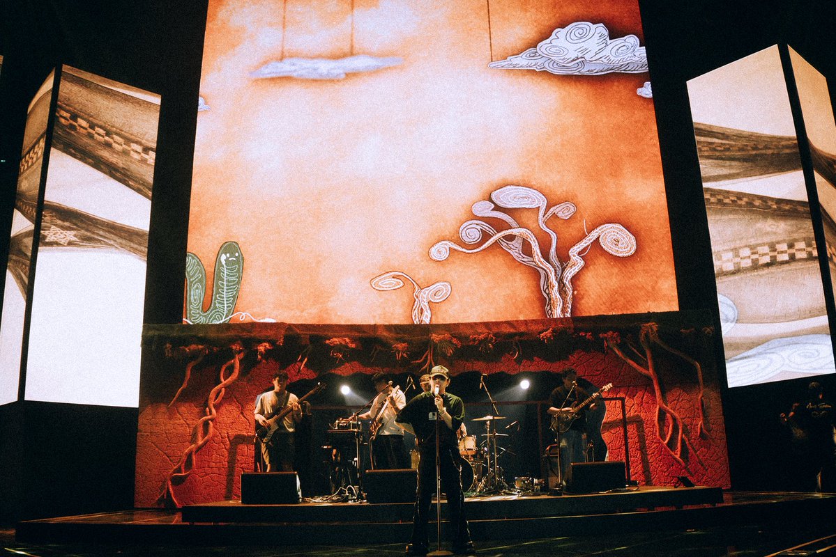 clfrnia_maki's tweet photo. i still can’t quite put into words what it felt like performing kahel na langit take its biggest stage yet.

there’s something deeply surreal about seeing a song that once lived as words on a page become something thousands of people can hear, feel, and experience together. and selfishly, i’m allowing myself to sit with the pride of knowing that i wrote this.

kahel na langit has always meant so much to me—not just because of what it became, but because of where it started. to see it grow beyond the pain I exprienced, the page, beyond the studio, and onto a stage this big feels like watching a little piece of myself come alive in a way i could only have imagined.

last night, i’m not just proud of the song. i’m proud of the words i gave it, the story we built around it, and everyone who helped bring its colors to life. 

funny how one color could remind us a whole lifetime. a lifetime of memories and a love that would never ever die. 

kahit lumipas man ilang dekada :’) 

and just like how the sun says goodbye inevitably, it always comes back smiling with the warmth and assurance that life simply must goes on. cause when life goes on, so does love. 

from the darkest shade of pain in my heart, to kahel na langit under the brightest stars. 🧡

what a beautiful thing it is to say: I wrote that.