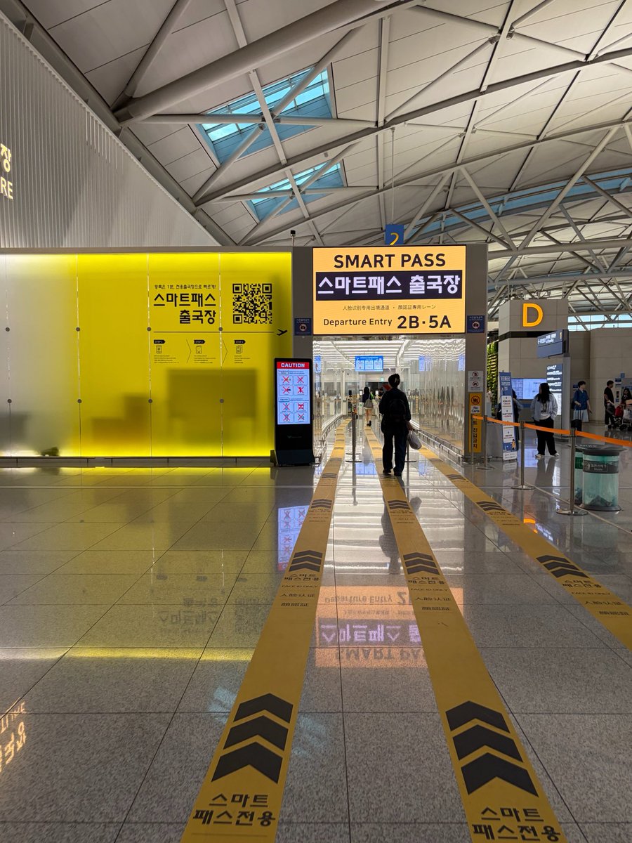 Naogogo13's tweet photo. 連休に韓国お出かけする人多いよね！

🇰🇷韓国から帰国する人
これ、空港行く前に絶対やって‼️

仁川空港の出国時、
保安検査に向かう長〜い列…

混雑してると本当に時間かかるよね🥹

でも、事前に
【仁川空港 SMARTPASS】を登録しておくと専用レーンを使ってスムーズに進める

しかも一度登録しておけば
顔認証でラクラク✈️

やることはこれだけ👇

① 帰りの航空券をオンラインチェックイン
↓
②「仁川空港 SMARTPASS」アプリを入れる
↓
③ パスポートを登録
↓
④ 顔認証を登録
↓
⑤ 帰りの搭乗券を登録

ここまでを【空港に行く前】に
やっておくのがおすすめ！

空港に着いたら
👉 黄色の「SMARTPASS」専用レーンへ

T1なら2B・5Aにあるよ✨

一般レーンとは別の専用レーンから
スムーズに出国手続きへ✈️

さらに、一部の航空会社・搭乗ゲートでは
搭乗時も顔認証で通過できるよ！

ちなみに顔情報は
一度登録すると【5年間】利用可能🙆‍♀️

※搭乗券は帰国のたびに登録が必要
※パスポートを更新した場合は再登録が必要
※搭乗ゲートの顔認証は対象航空会社・ゲートのみ

韓国旅行が初めての人も、
「今回1回だけ韓国行く」という人も、

これは出発前にやっておいて損なし‼️

📌次の韓国旅行のために保存しておいてね！