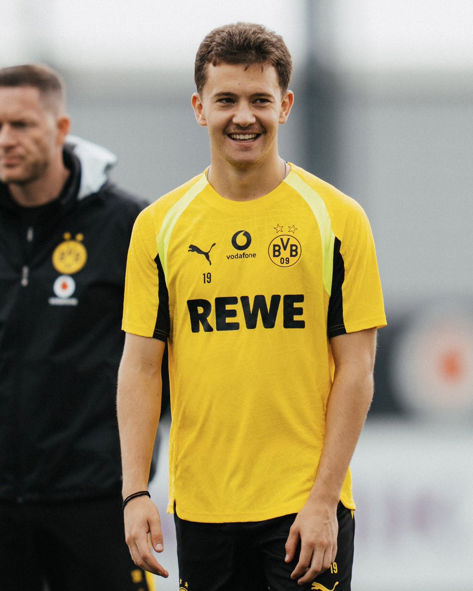 BVB's tweet photo. 😍 Kos ist wieder beim Team! Nach individuellen Einheiten zu Wochenbeginn ist Kosta Karetsas am heutigen Mittwoch wieder ins Mannschaftstraining eingestiegen! 🤩 https://t.co/mBDcQs563E
