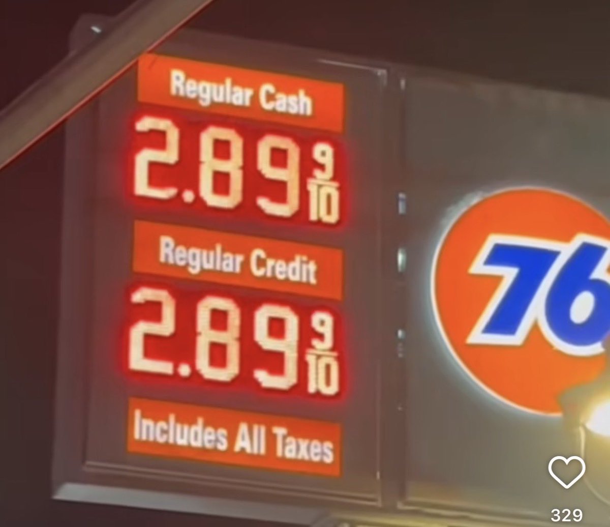 ImBreckWorsham's tweet photo. Left: Gas prices on Joe Biden’s last day in office. 

Right: Gas prices now. https://t.co/iHLv0ejVue