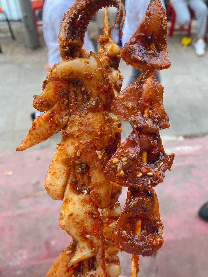 andreed_o's tweet photo. Craving late-night street vibes This crispy fried squid skewer hits different—crunchy outside, juicy inside, seasoned to perfection.  #StreetFoodNight https://t.co/GiVB3SSf9J