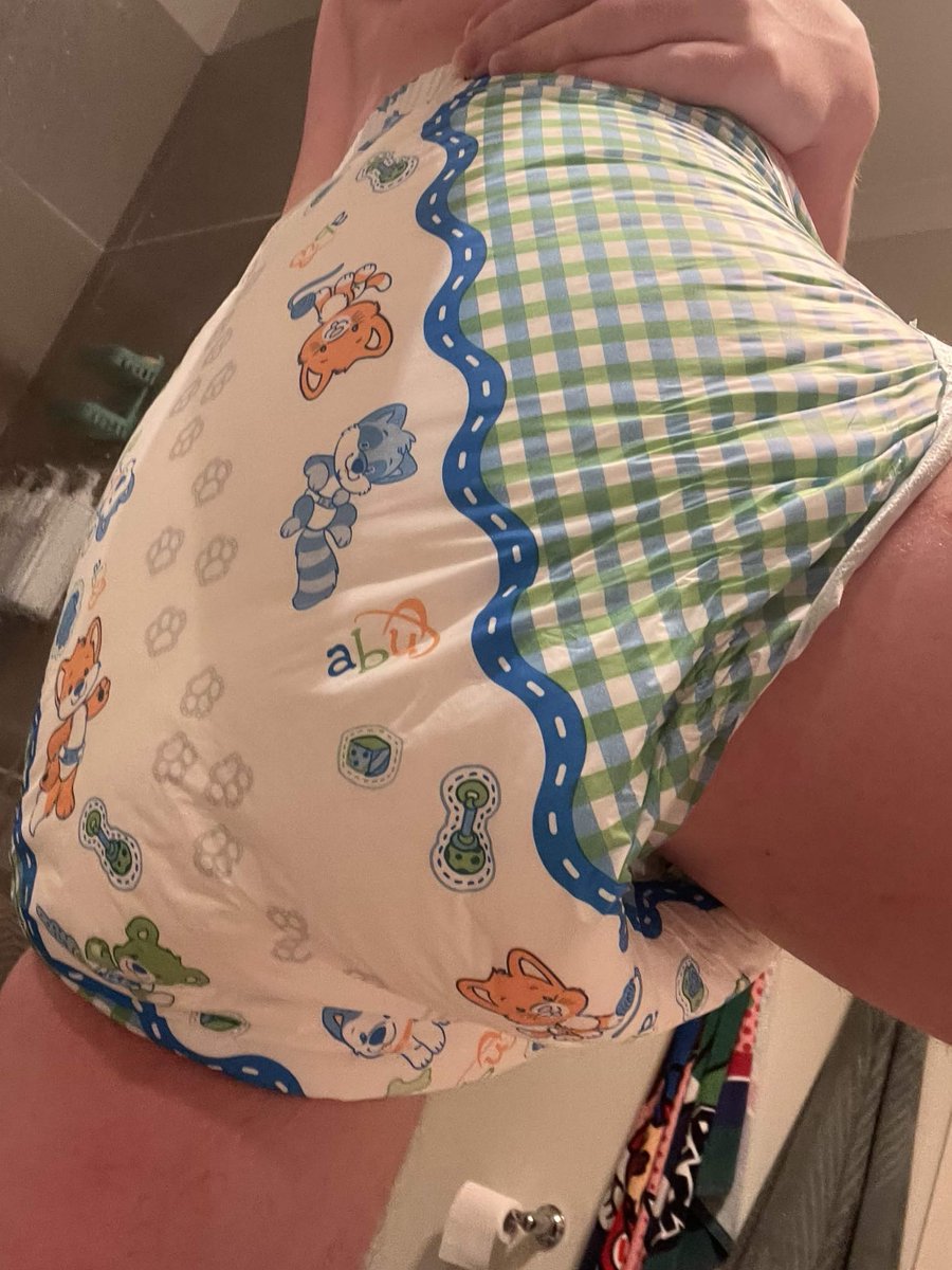 paddedgloober's tweet photo. cw: diaper messing
stillllll working on the whole potty training thinnnng 3:
#abdl #diaper #diapermessing #messydiaper #abdlboy #diapermess https://t.co/55RSnFtL95