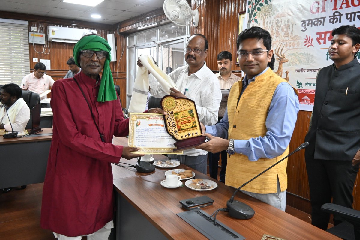 DumkaDc's tweet photo. जीआई टैग से सम्मानित दुमका की पांच पारंपरिक कलाओं जादोपटिया चित्रकला, डोकरा कला, पंची-पड़हान, बानाम (म्यूजिक इंस्ट्रूमेंट) एवं चादर बादोनी (आदिवासी कठपुतली लोक कला) से जुड़े कलाकारों एवं इनके संरक्षण में योगदान देने वाली संस्थाओं के प्रतिनिधियों को समाहरणालय सभागार में प्रशस्ति प��्र, मोमेंटो एवं शॉल देकर सम्मानित किया।

इस दौरान कलाकारों की कला को देश-दुनिया में पहचान दिलाने, बाजार से जोड़ने एवं आमदनी बढ़ाने की दिशा में आवश्यक पहल करने का निर्देश दिया। साथ ही, ‘आर्ट/क्राफ्ट विलेज’ के प्रस्ताव पर नियमानुसार कार्रवाई सुनिश्चित करने को कहा है।

@HemantSorenJMM @prdjharkhand

#Dumka #GITag #TraditionalArt #Jharkhand