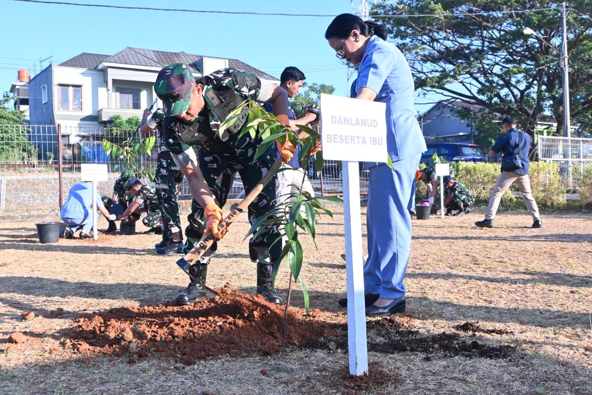 lanudhnd's tweet photo. Lanud Sultan Hasanuddin Gelar Aksi Tanam Satu Juta Pohon, Wujud Kepedulian TNI AU terhadap Kelestarian Lingkungan https://t.co/1Y1O8nJLVn
