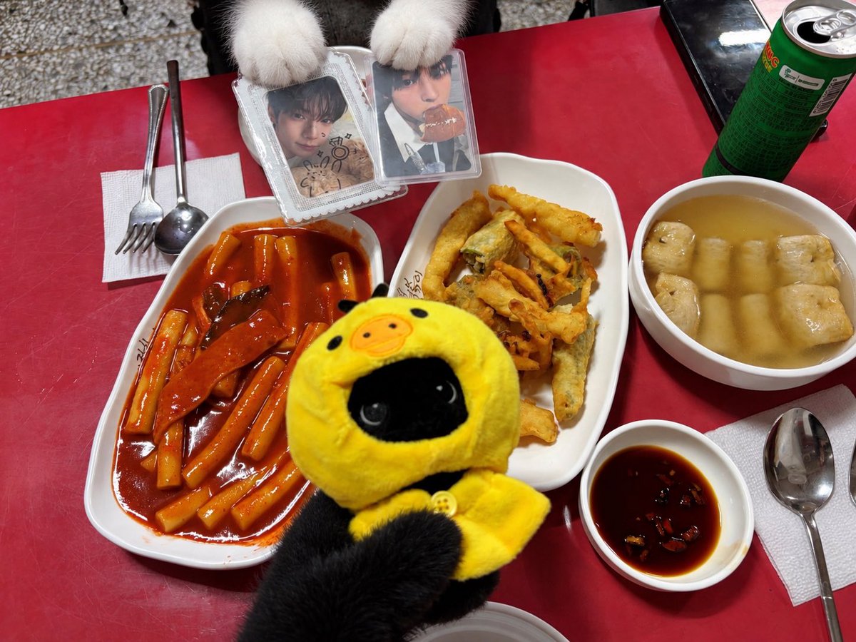 HaQo_o's tweet photo. 이정희 떡볶이 드디어 다녀옴❤️
떡볶이는 생각보다 매콤하고 
튀김은 오징어랑 김말이 맛있었음😋 
쿠우쿠우즈 싸인도 찰칵📸 https://t.co/nmfdpYp3N0