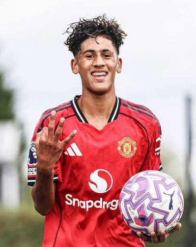 thecfc5thstand's tweet photo. Chelsea are being linked with Manchester United’s 15-year-old wonderkid JJ Gabriel. 👀💙

Gabriel has formally asked to LEAVE United, with Fabrizio Romano confirming the biggest clubs in Europe are now watching the situation.

Chelsea. Real Madrid. Barcelona. Bayern. PSG.

But there’s a catch for us: our current academy registration restriction means an immediate move isn’t straightforward.

This kid scored 26 goals in 29 youth appearances last season and just hit a hat-trick on his UEFA Youth League debut. 😳

One to WATCH.
