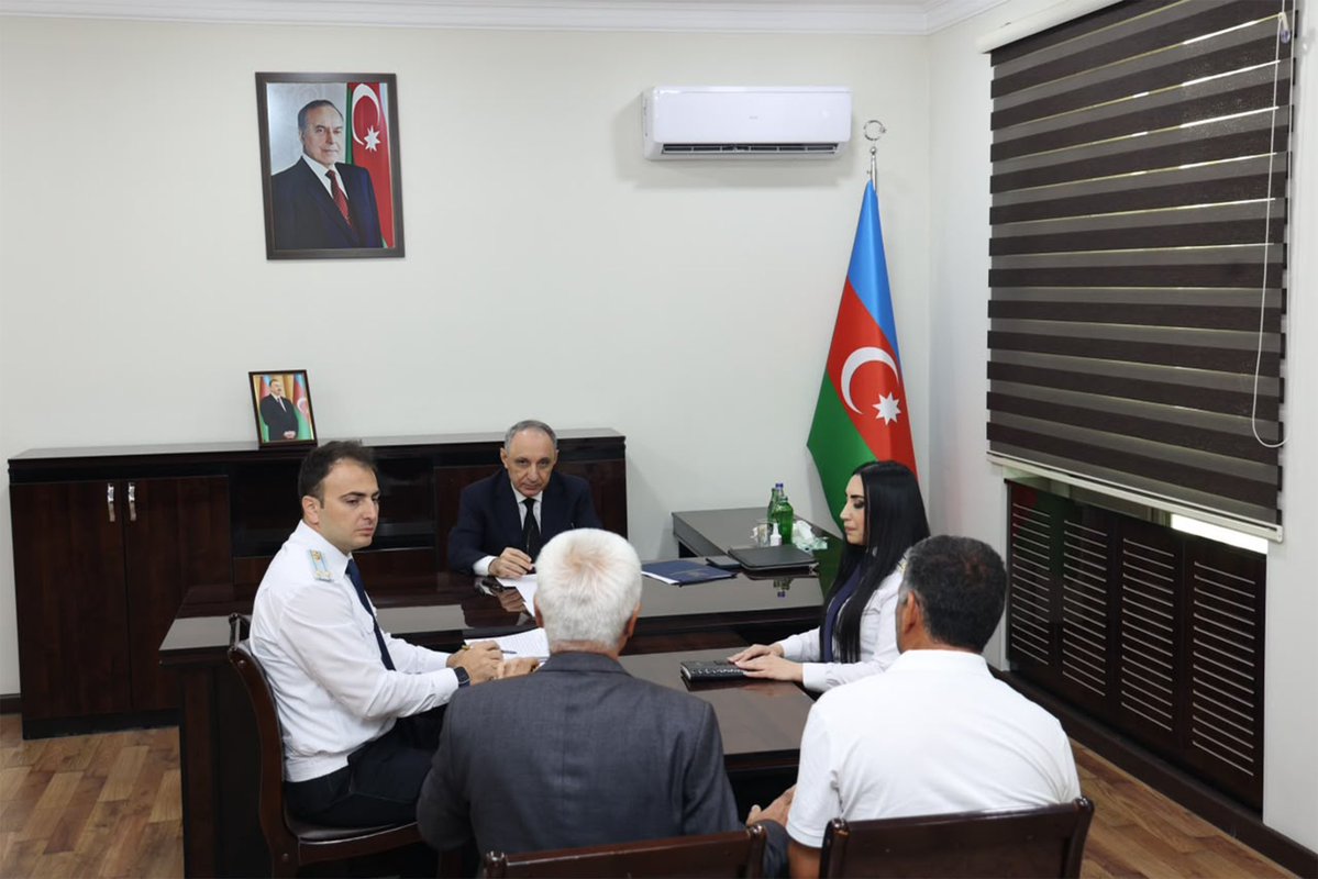 prokurorluq's tweet photo. Baş prokuror Şamaxı rayonunda vətəndaşları qəbul edib

Ətraflı: https://t.co/CRbuCXvLcZ https://t.co/nTDX787EVR