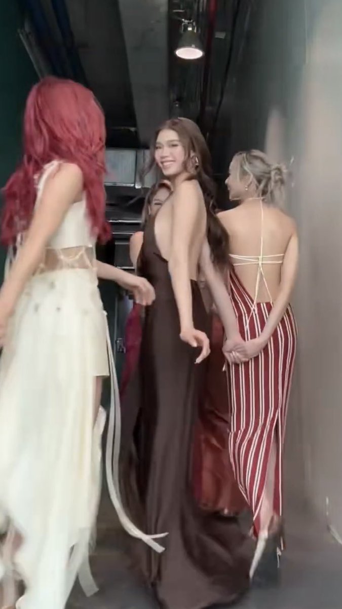 loiceyloops's tweet photo. girl you can’t be silent and suddenly show up in a backless dress and expect us to be normal 😭😭 https://t.co/IQ5UHpKyQ3