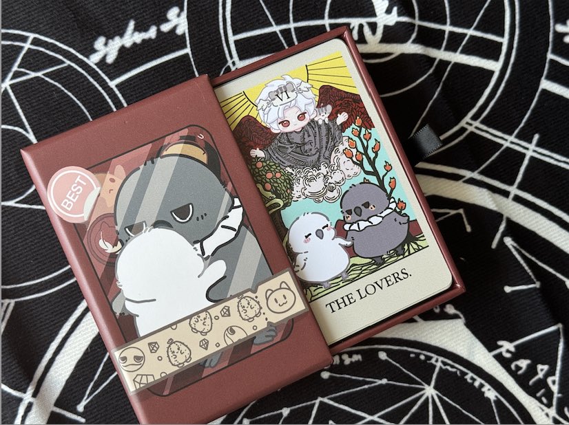 Minnirex_Closet's tweet photo. [Pre Order] Tarot Card set - Sylus ver
• Fanmade
•ขนาดการ์ด： 6*10cm
•ผ้าปูโต๊ะ：60cm*60cm
•ถุงผ้า：12*15cm
•ราคา：609฿
— ไม่รวมส่งแฟรช
🏭ผลิต ~120วัน
📥สั่งพรี DM
#Sylus #มินนิพรีLAD
————
[Pre Order] Tarot Card set - Sylus ver
•Fanmade
•The tarot cards： 6*10cm
•The tablecloth：60cm*60cm
•The bag：12*15cm
•Price：609THB
— exclude ✈️fee ➕fee
🏭Produce ~120D
📥DM to order