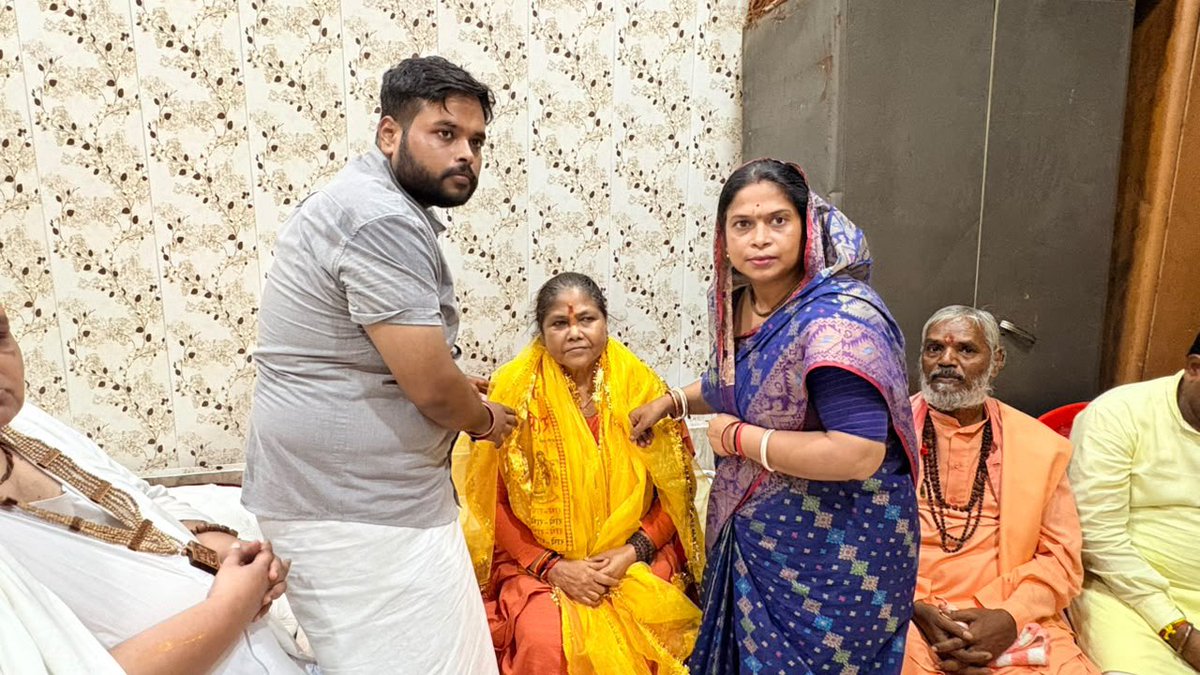 SadhviNiranjan's tweet photo. आज पावन धाम श्रीवृन्दावन में पूज्य संत शिरोमणि स्वामी हरिदास जी महाराज के 546वें आविर्भाव महोत्सव में सहभागिता की।

कार्यक्रम में पूज्य संत वृंद के सानिध्य से हृदय  आध्यात्मिक आनंद और नव ऊर्जा से अभिभूत है। स्वामी हरिदास जी महाराज के श्रीचरणों में कोटि-कोटि वंदन।

राधे-राधे! 🙏 https://t.co/g4j5Tobt6i