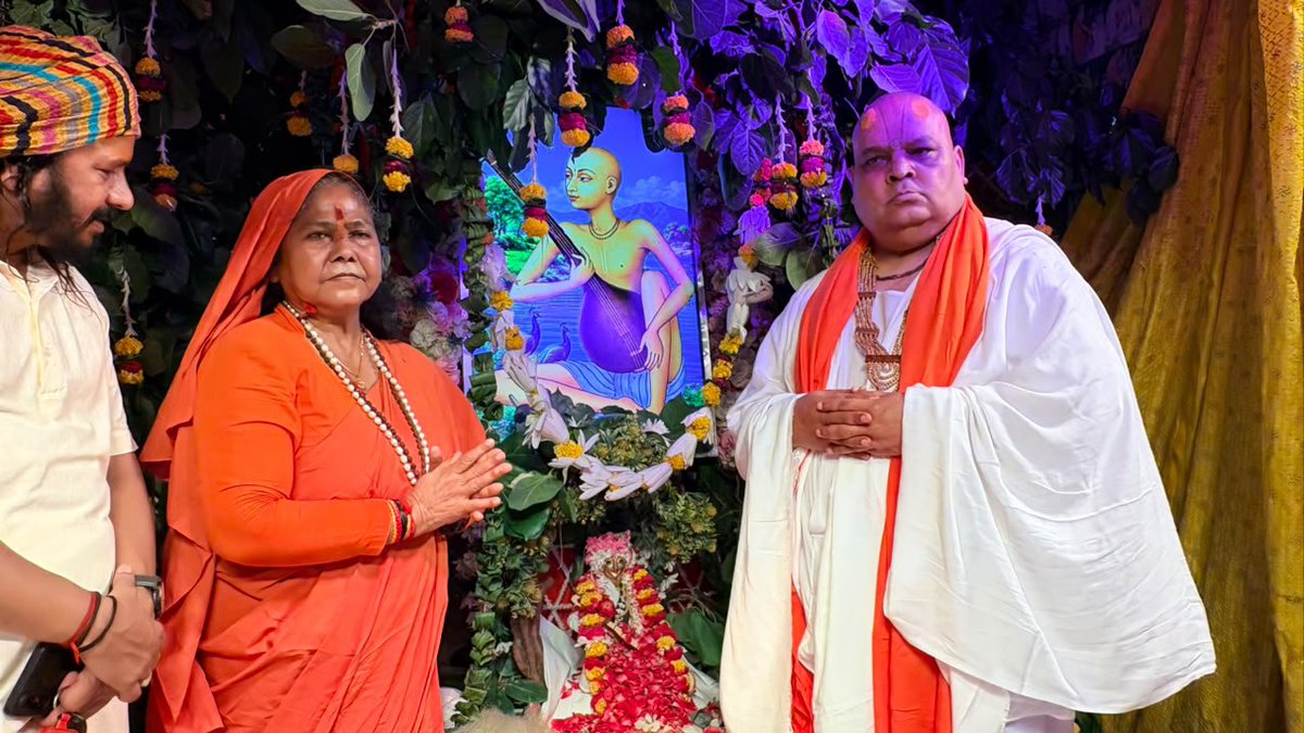 SadhviNiranjan's tweet photo. आज पावन धाम श्रीवृन्दावन में पूज्य संत शिरोमणि स्वामी हरिदास जी महाराज के 546वें आविर्भाव महोत्सव में सहभागिता की।

कार्यक्रम में पूज्य संत वृंद के सानिध्य से हृदय  आध्यात्मिक आनंद और नव ऊर्जा से अभिभूत है। स्वामी हरिदास जी महाराज के श्रीचरणों में कोटि-कोटि वंदन।

राधे-राधे! 🙏 https://t.co/g4j5Tobt6i