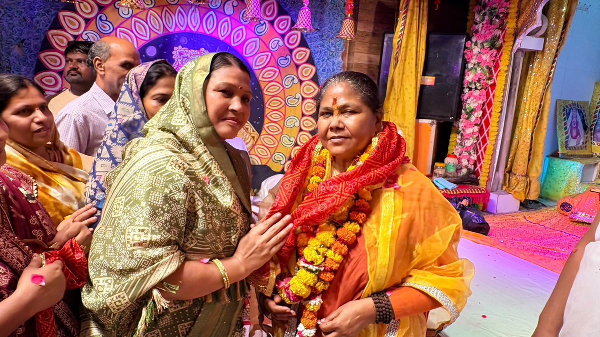 SadhviNiranjan's tweet photo. आज पावन धाम श्रीवृन्दावन में पूज्य संत शिरोमणि स्वामी हरिदास जी महाराज के 546वें आविर्भाव महोत्सव में सहभागिता की।

कार्यक्रम में पूज्य संत वृंद के सानिध्य से हृदय  आध्यात्मिक आनंद और नव ऊर्जा से अभिभूत है। स्वामी हरिदास जी महाराज के श्रीचरणों में कोटि-कोटि वंदन।

राधे-राधे! 🙏 https://t.co/g4j5Tobt6i