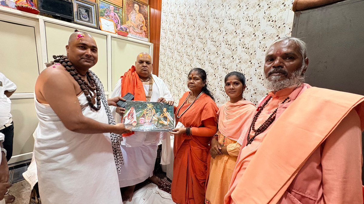 SadhviNiranjan's tweet photo. आज पावन धाम श्रीवृन्दावन में पूज्य संत शिरोमणि स्वामी हरिदास जी महाराज के 546वें आविर्भाव महोत्सव में सहभागिता की।

कार्यक्रम में पूज्य संत वृंद के सानिध्य से हृदय  आध्यात्मिक आनंद और नव ऊर्जा से अभिभूत है। स्वामी हरिदास जी महाराज के श्रीचरणों में कोटि-कोटि वंदन।

राधे-राधे! 🙏 https://t.co/g4j5Tobt6i