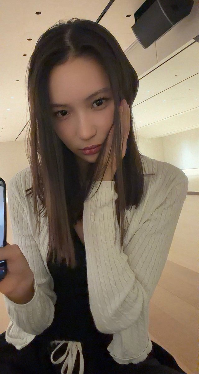 tuideimnida's tweet photo. 260916 #이하늬 Weverse Update

makeup by Elena…🙈
(1/2)

#YIHANI #튜이드 #TUIDE https://t.co/ieazMKwWQk