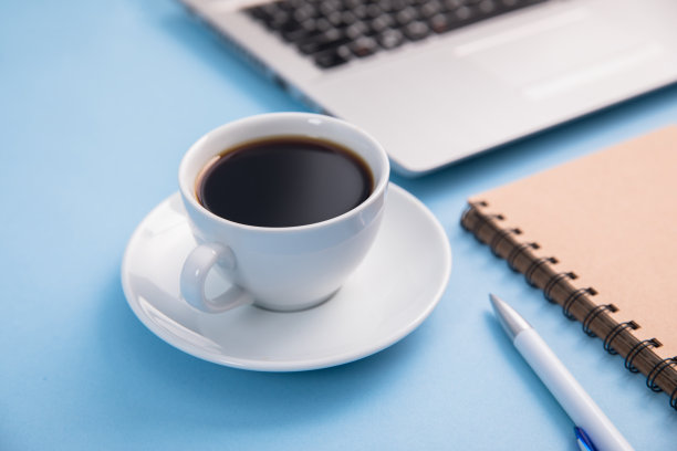 lasso11's tweet photo. Just clocked out after 2 hours of overtime—my desk is a graveyard of coffee cups and half-edistant pizza, but at least the task list is one line shorter. https://t.co/37NIHIl6xh