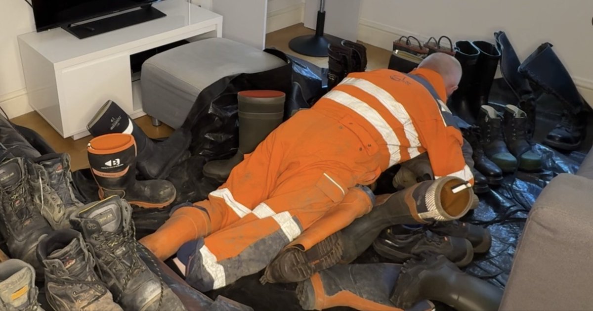 THS_2026JT's tweet photo. Dirty work boots need cleaning. https://t.co/C9NctRYCrM