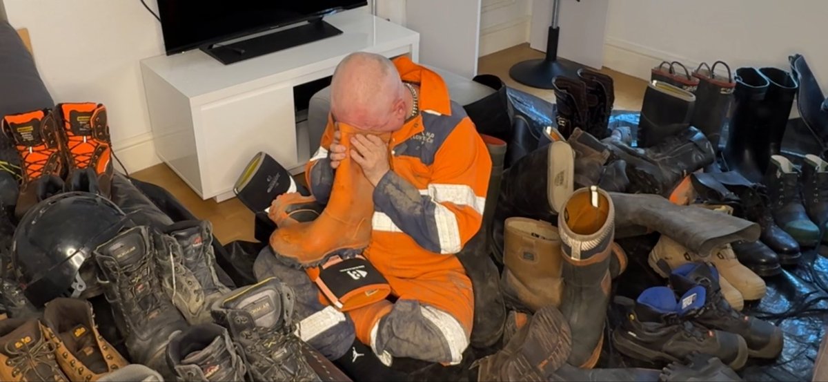 THS_2026JT's tweet photo. Dirty work boots need cleaning. https://t.co/C9NctRYCrM