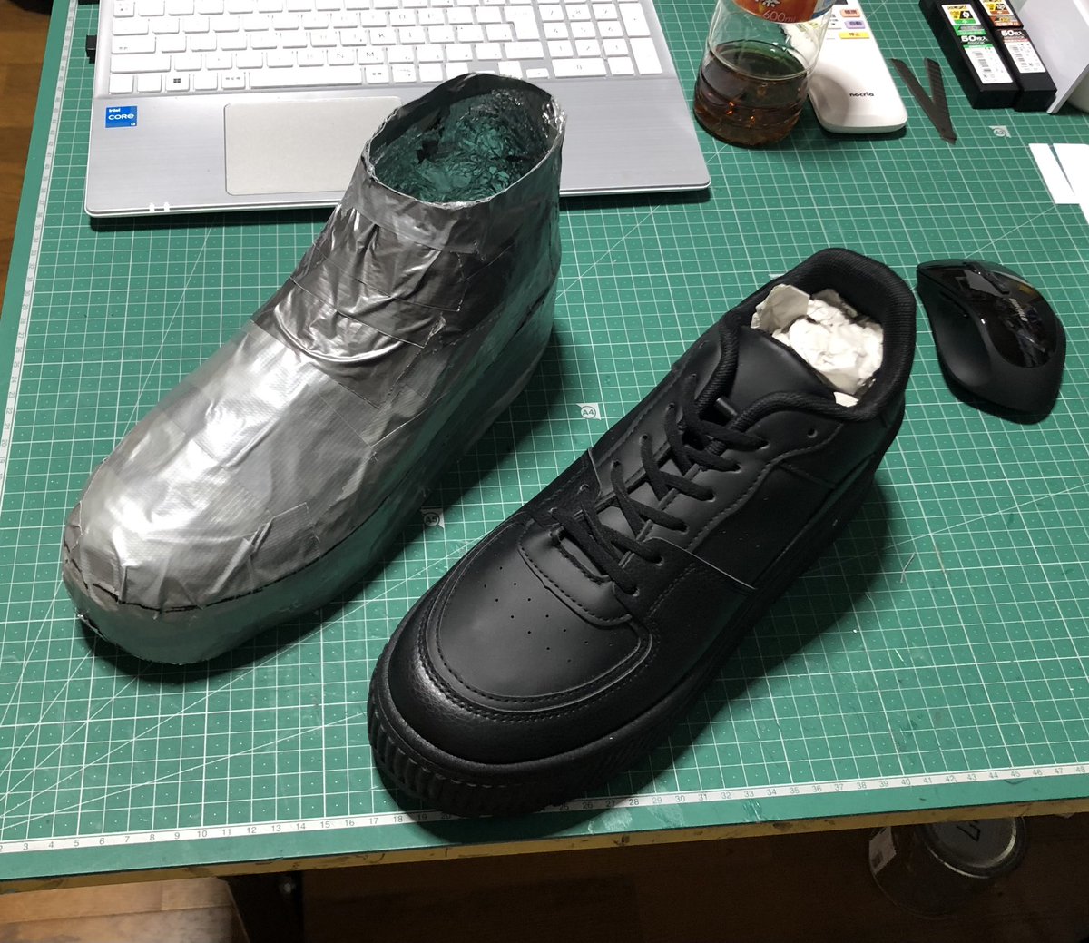 kagechamasan's tweet photo. スニーカーにアルミホイル巻いて、ガムテープでぐるぐる巻きにして、型紙取って柔らかいボードに置き換えてシューズカバー作った。 https://t.co/AyFWUCI2ee