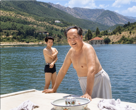 tongbingxue's tweet photo. Mao Zedong going for a swim at a resort in Mount Lu庐山, China,1961. https://t.co/lw0iTYIL6g