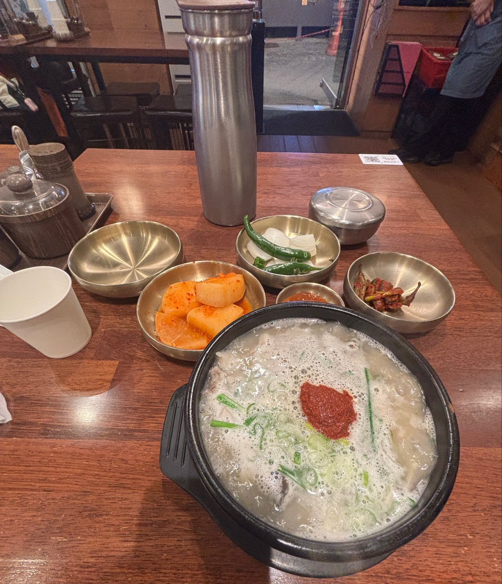 tokyospitz's tweet photo. 韓国ソウルにきました。

北村無窮花(プッチョンムグンファ) 북촌무궁화
スンデクッパ　1,400円

辛いのも選べたが、普通を選ぶ
普通なのに凄く辛い🥵
無料で小鉢が付いてくる。ただしどれもこれも辛い🥵

スンデは初めて食べたが、クセが強くあまり好きでは無い。
クッパは肉満載で美味しいオススメ🍖 https://t.co/8HyNhlDB0r