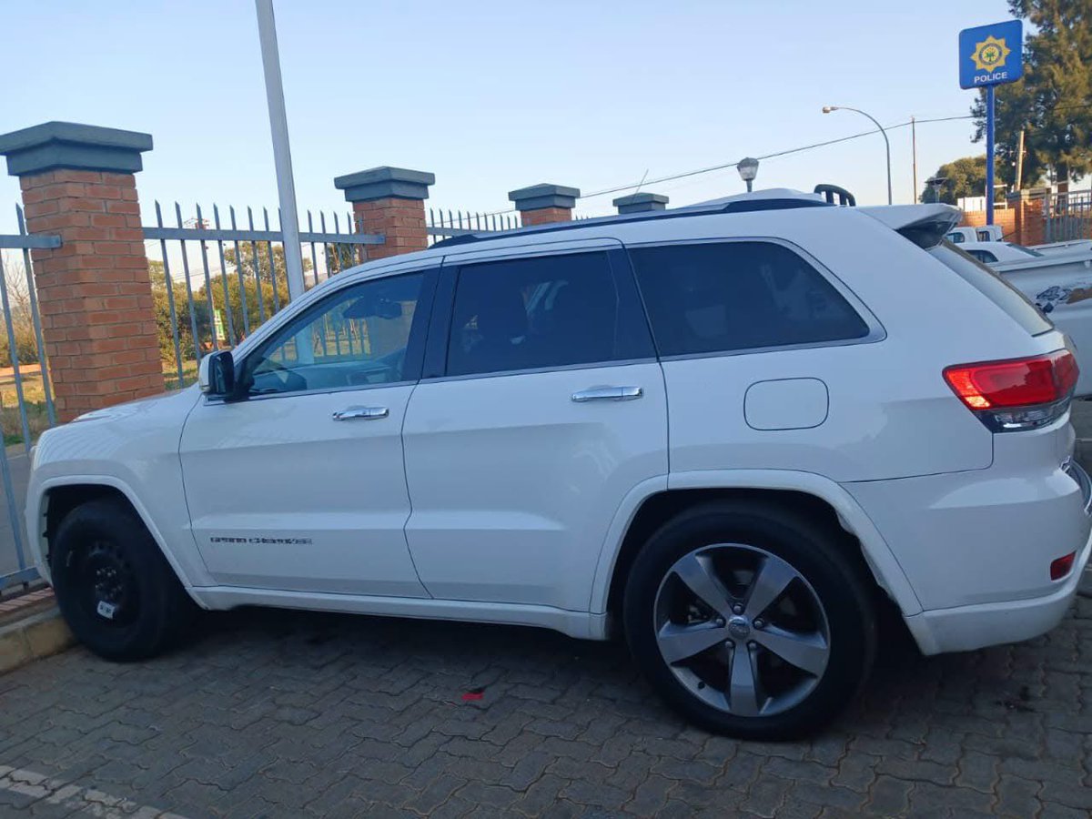 ZANewsFlash's tweet photo. NEWS: Three Pakistani nationals have been arrested in Zeerust in the North West over the weekend after they were found with stolen cooper and were destined for Gauteng.
One of the Pakistani nationals tried to bribe police officers with R100 OOO to secure their freedom - KZN Tonight Podcast