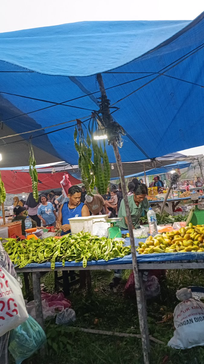 Blackbear_groo's tweet photo. Di sini namanya pasar kaget karna jualannya d sore hari dan ada hari khususnya. 
D tempatmu apa namanya? 

#alaala https://t.co/jpHJ8NeFmY