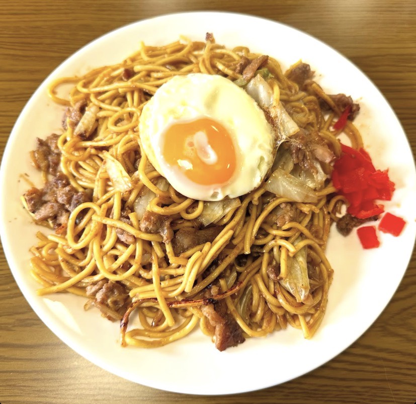 p5bzc0's tweet photo. 夜ごはんは焼きそば🍳

今日はラクしたくてパパッと焼きそば😂
最後に目玉焼きをのせるだけで、
ちょっと豪華に見えるの嬉しい🥚

焼きそば＋目玉焼きで、
1皿だいたい500〜600kcalくらいかな🤔

簡単・美味しい・満足できるごはんって助かる👏

#焼きそば 
#晩ごはん
#ダイエット仲間募集中 https://t.co/uRpNKuefys