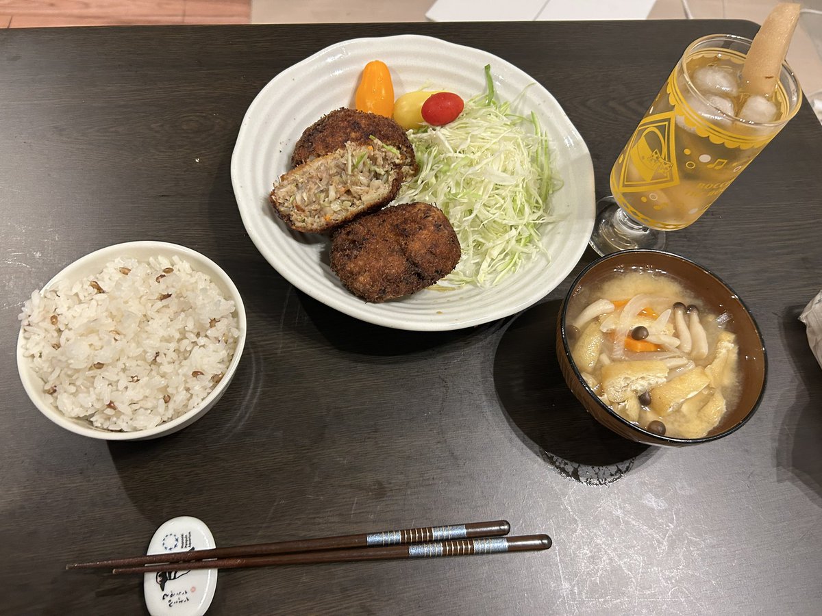 Receipt481o's tweet photo. レシートさんちの今日のごはん
メンチカツ
足の傷抜糸まだだったし、家帰ってから何故か出血し始めて痛む中の自炊でした https://t.co/nweS1fOxuZ