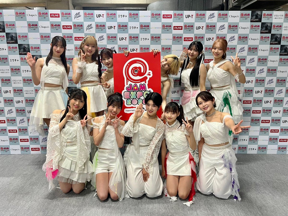handsom_face's tweet photo. @BEYOOOOONDS_ 新メン加入後、集合写真を撮る度に新メンをセンターにしてくれるBEYOOOOONDS優しい…… https://t.co/JaKQxXk6Dv