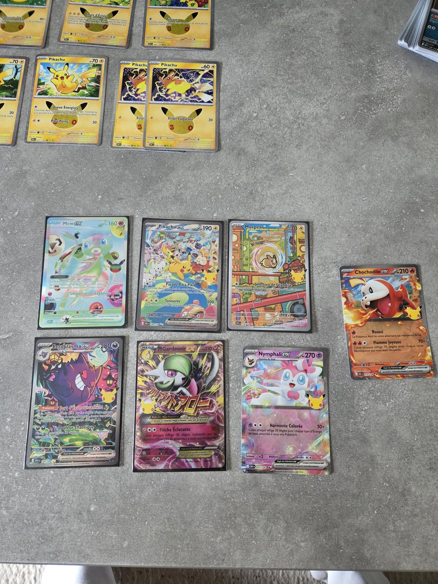 NathanStrong97's tweet photo. Les 30 ans de Pokemon fut fructueuse ce matin, pas de ETB a deux personnes prêt mais sur 13 boosters au total, mon drop est pas mal, voir incroyable https://t.co/TBEUTUjzTM