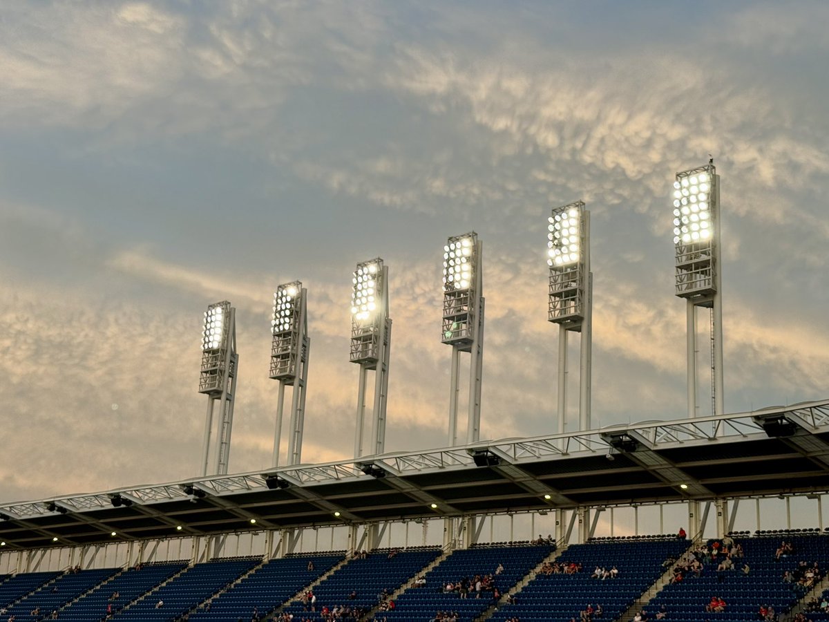 1CLEbaseballfan's tweet photo. Last nightโs #BaseballSky ๐ https://t.co/NQ5g1NO5QF