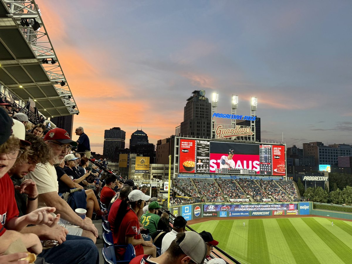 1CLEbaseballfan's tweet photo. Last nightโs #BaseballSky ๐ https://t.co/NQ5g1NO5QF