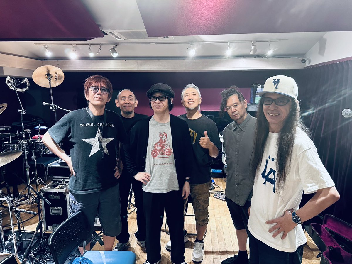 KyoichiOfficial's tweet photo. 80年代後半
Rolandが世界初のマルチエフェクターGP-8を出した時
当時のギタリストは食いついた。
俺もその一人なんだが
当時作ったライブセッティングを今再現するのは
機材の発展とは逆で
意外と面倒くさい
まあそれも楽しんでるんだけどね
脳みそさえついて行ければ。

というリハ初日でした https://t.co/NGQeebeErf